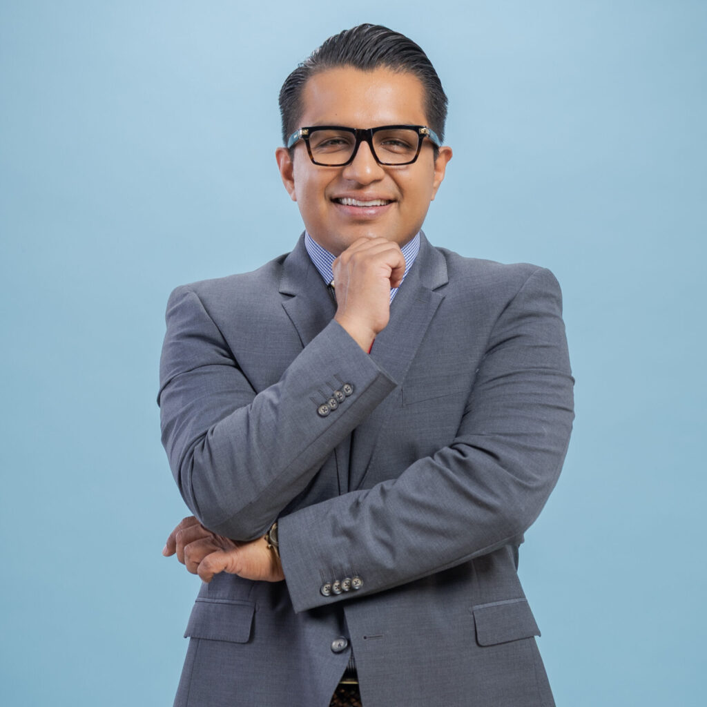Doctor fernando jair rosas de brazos cruzados
